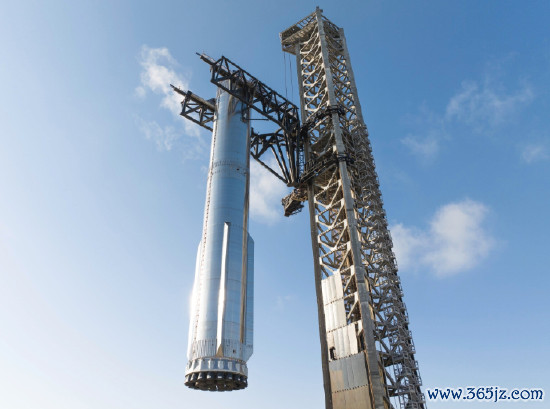 在SpaceX提供的一张未注明日历的像片中，超重型助推器在星际飞船第10次试飞前被移至辐射台。